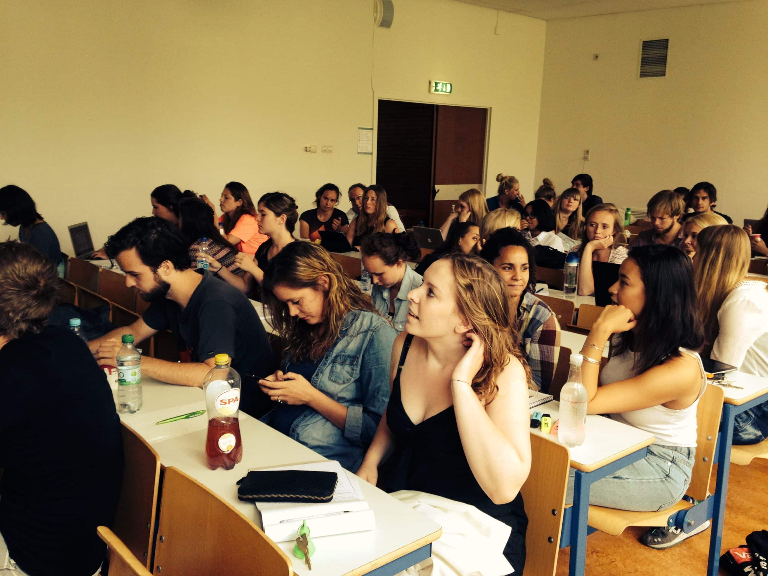Volle collegezaal tijdens een statistiektraining door Fabian Tania aan de VU Amsterdam